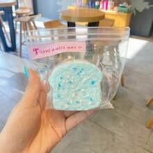 Losowy kolor, 2026 Nowa ręcznie robiona zabawka do ściskania tostów, zabawka do ściskania tostów o powolnym odbiciu, imitująca wodę – prezent dla przyjaciół, na festiwale, urodziny, do kolekcji, zabawki squishy, urocze rzeczy - Wielokolorowe - Zobacz 3