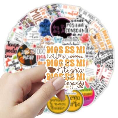 这套贴纸包含51张全新设计的贴纸，印有优雅经典的西班牙语励志文字。贴纸采用清晰印刷、柔和色彩和耐用材质，非常适合装饰日记本、行李箱和日常用品。充满文学魅力和积极能量。
