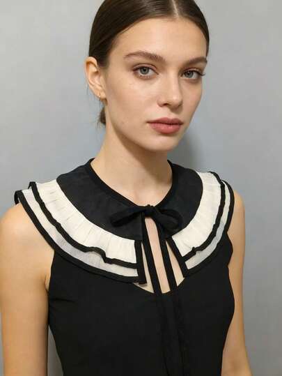  1 chiếc khăn choàng hai lớp ren xếp ly phối màu, có cổ giả, thích hợp cho trang phục và phụ kiện nữ.
