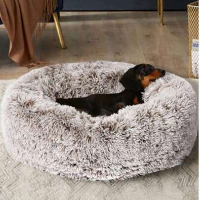 Giường ngủ cho thú cưng bằng vải nhung mềm mại - Chất liệu vải lông dài, ấm áp và êm ái, thiết kế hình tròn phù hợp với mèo/chó nhỏ để cuộn tròn và nghỉ ngơi, tông màu nâu nhạt hài hòa với nội thất nhà cửa, mềm mại và thoải mái giúp thú cưng thư giãn và ngủ ngon, vật dụng thiết thực cho thú cưng.