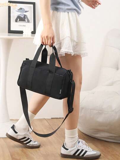 1个简约纯色时尚小型多功能斜挎收纳包，小容量健身包，适合女性购物、工作等多种场合，采用柔软防水面料，便携轻巧迷你健身包