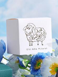 Hộp quà Eid Al-Adha hình chú cừu hoạt hình mạ vàng, quà tặng sang trọng cho kỳ nghỉ lễ, lý tưởng để đựng các vật dụng nhỏ. Có sẵn màu trắng, xanh đậm và đen. Hộp có hình chú cừu hoạt hình mạ vàng và dòng chữ tiếng Ả Rập "Eid Adha Mubarak", thiết kế sống động và trang nhã, phù hợp cho các buổi họp mặt gia đình và làm quà tặng cho bạn bè và người thân trong dịp Eid Al-Adha. Có thể dùng để đựng kẹo, trang sức và các vật dụng nhỏ khác, truyền tải những lời chúc ấm áp và vui vẻ trong kỳ nghỉ lễ. - Xem 9