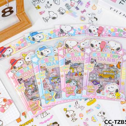 SNOOPY 2026年新款史努比超火爆贴纸即将上市！烫金工艺，图案丰富可爱，防水耐磨，可完全覆盖！手账、卡片、手机壳装饰等都超级适用，充满创意！送给亲朋好友非常贴心，每包随机款式，更有专属惊喜。敬请期待！新年礼物、情人节礼物、复活节礼物（随机款式）