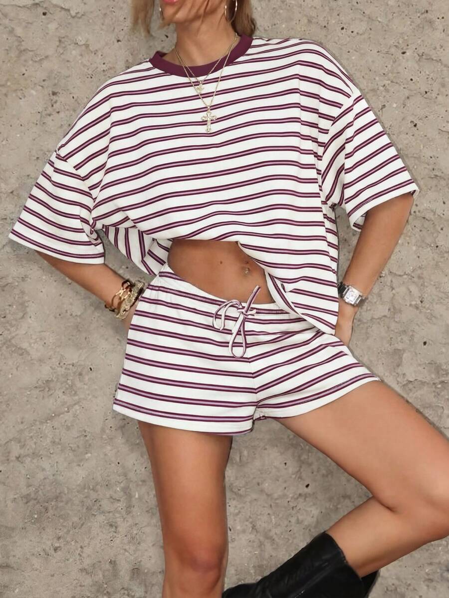 2 piezas Conjunto a rayas, Camiseta holgada de hombros descubiertos + Pantalones cortos con cordón, Conjunto casual elegante de vacaciones retro americano Y2K para el verano - Burdeos - Ver 1