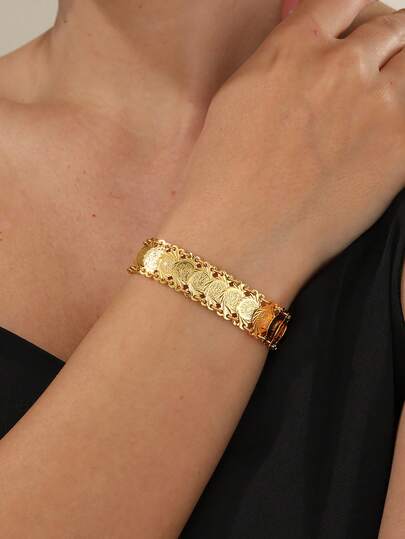 1 chiếc vòng tay đồng xu phong cách tối giản cổ điển, thích hợp đeo hàng ngày cho nữ.