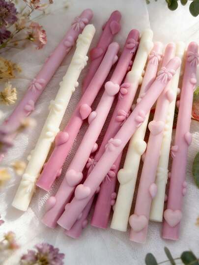 1支长款心形蝴蝶结柱形蜡烛，饰有心形浮雕和蝴蝶结图案 - 香味怡人 - 无烟，持久留香，适合家居装饰，尤其适合卧室环境和DIY礼品。适用于家居装饰、壁炉、客厅、中央装饰、办公室、情人节礼物、蜡烛套装、香薰蜡烛、朋友礼物、女士礼物。