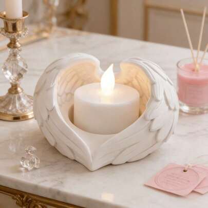 1 chiếc giá đỡ nến hình cánh thiên thần, thích hợp cho nến tealight hoặc nến giả, lý tưởng để trang trí nhà cửa và trưng bày trên bàn. Món đồ trang trí giá đỡ nến độc đáo và sáng tạo này là một món quà tuyệt vời dành cho những người yêu thích trang trí.