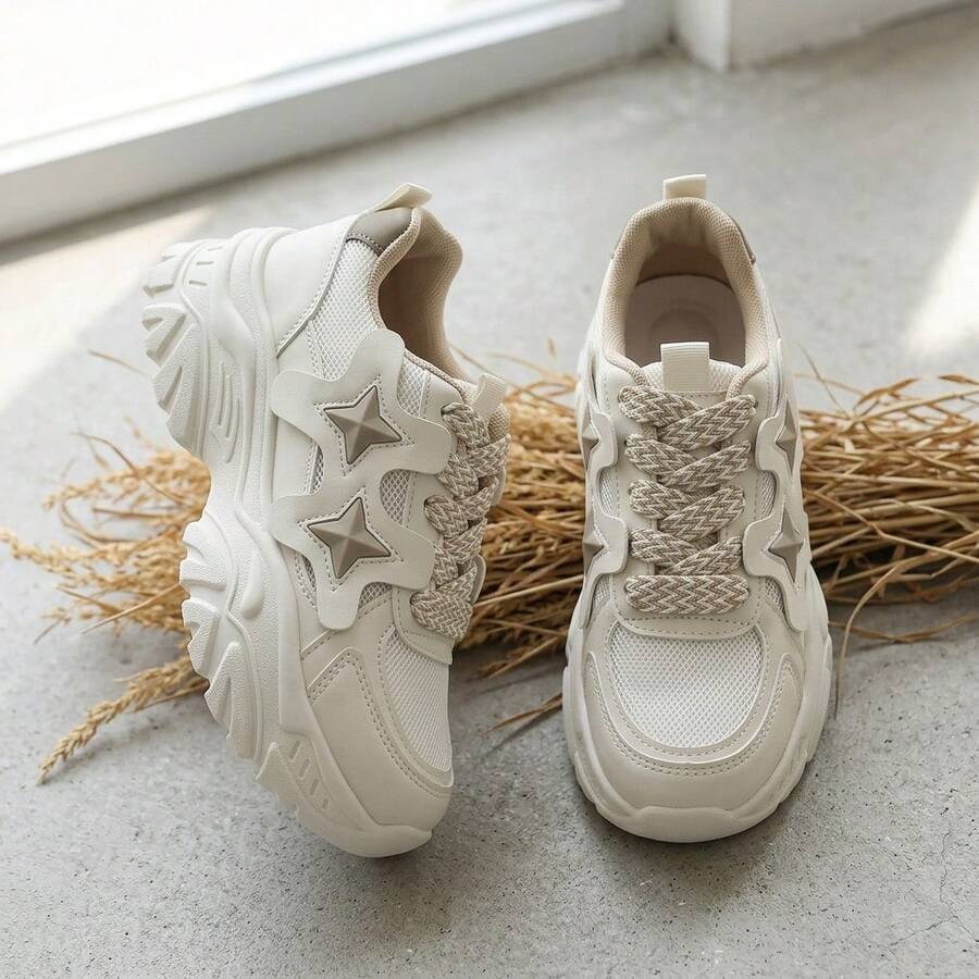 Tenis de mujer casuales y zapatillas blancas mujer tipo chunky sneakers con plataforma de suela gruesa zapatos para mujer de malla transpirable con diseño de estrellas y cordones calzado deportivo de moda cómodo ligero y antideslizante estilo urbano elegante para caminar diario tenis para mujeres modernos - Beis - Ver 1