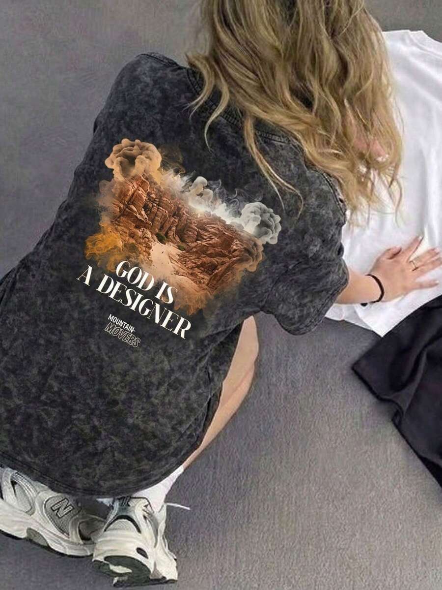 女士标准水洗T恤 | “上帝是设计师”基督教信仰图案T恤 | 复古山景印花 | 简约休闲街头风上衣 - 黑色 - 查看 1