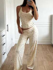 Bộ đồ 2 món gồm áo hai dây và quần dài mềm mại, in họa tiết hoa, phong cách thường ngày mùa hè. - Màu be - Xem 1