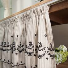 Perdea din material textil cu dungi verticale în stil american, cu flori brodate negre, 1 buc., proiectată cu bandă plisată, ideală pentru un aspect rustic scurt în bucătării, huse de dulapuri sau zone de chiuvetă. - Negru - Vizualizare 5