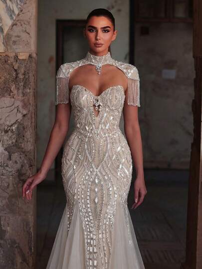 Faeriesty 这款高端奢华女士晚礼服饰有水晶水钻和珍珠流苏，散发着优雅魅力。美人鱼廓形设计使其成为红毯活动、婚礼摄影、新娘写真、颁奖典礼和正式晚宴的理想之选。