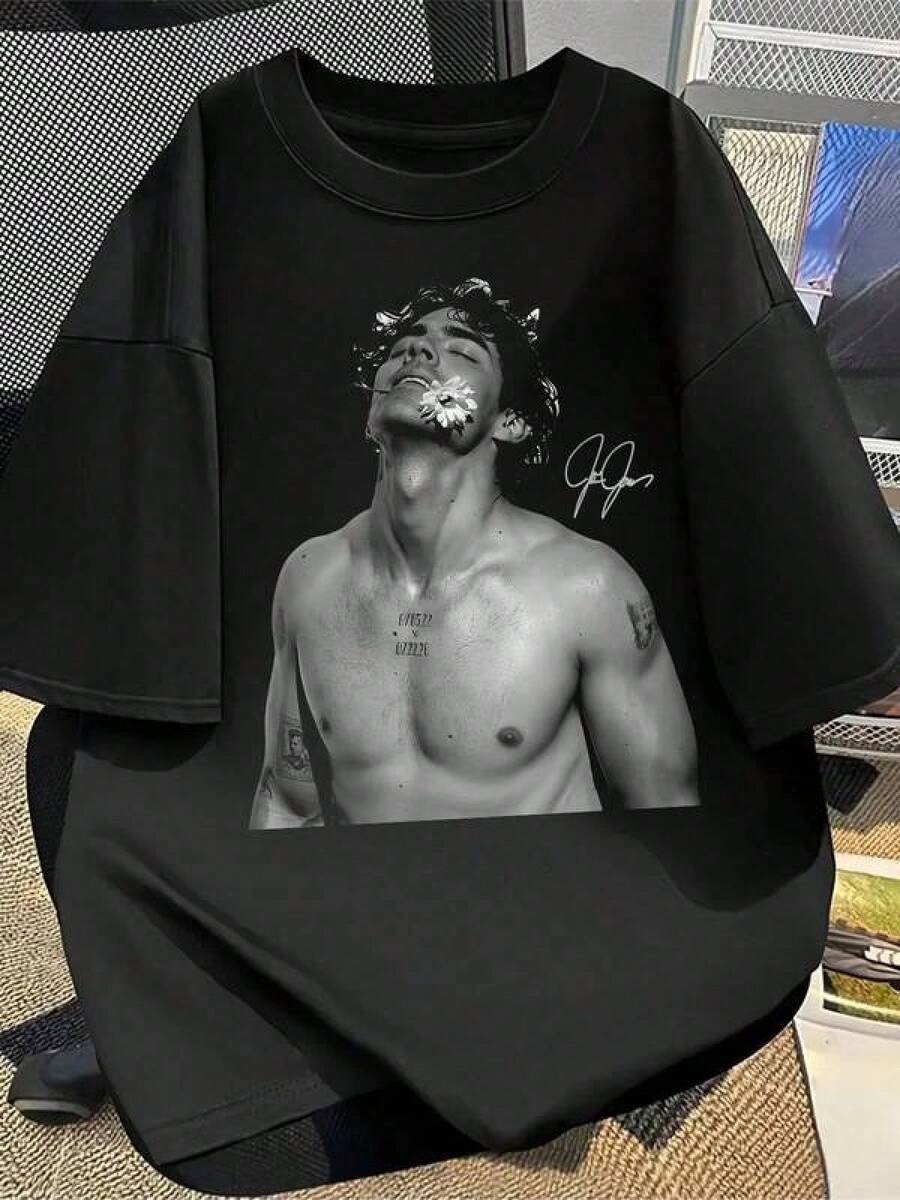 Herr kortärmad T-shirt 2026 – Jonas Vintage Shirt, Living The Dream Tour 2026, Jonas Fan Merchandise Sweatshirt, Jonas Tour Gift for Fans, tryckt T-shirt – tillverkad av ren bomull, mjuk och andningsbar, lämplig för män och kvinnor. Det är en avslappnad skjorta som pa-ssar alla årsT-ider och är en t-rendig souvenir. Den är lämplig för vardagsbruk, för street fashion-entusiaster och musikälskare. Avslappnad, löst sittande T-shirt för kvinnor – med tryck, rund halsringning och korta ärmar; perfekt för sommar- och vardagskläder. - Svart - Visa 1
