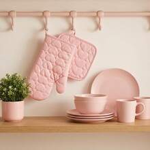 Bộ 4 món găng tay lò nướng và miếng lót nồi hình trái tim dễ thương, làm bằng cotton mềm mại chịu nhiệt, màu hồng, thích hợp để nướng và nấu nướng (Bao gồm 2 găng tay lò nướng và 2 miếng lót nồi). - Hồng - Xem 2