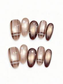 这款美甲套装包含10片指甲油，名为“星形格纹沙滩系列”。它以渐变珠光底色为特色，搭配棕色格纹图案和银色星星点缀。光泽亮丽的表面如同星星落在温暖沙滩上般闪烁，营造出温馨优雅的氛围。 - 摩卡棕 - 查看 1