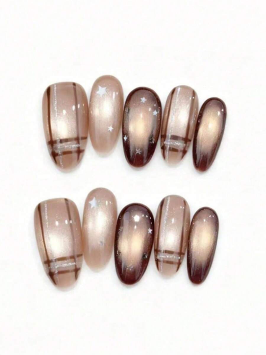 这款美甲套装包含10片指甲油，名为“星形格纹沙滩系列”。它以渐变珠光底色为特色，搭配棕色格纹图案和银色星星点缀。光泽亮丽的表面如同星星落在温暖沙滩上般闪烁，营造出温馨优雅的氛围。 - 摩卡棕 - 查看 1