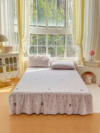 Bộ 3 món (1 ga trải giường, 2 vỏ gối) họa tiết quả anh đào với caro đỏ in hoa và viền lá sen, ga trải giường che phủ toàn bộ giường, chống bụi, có viền váy, bộ 3 món ga trải giường xếp ly kèm 2 vỏ gối.