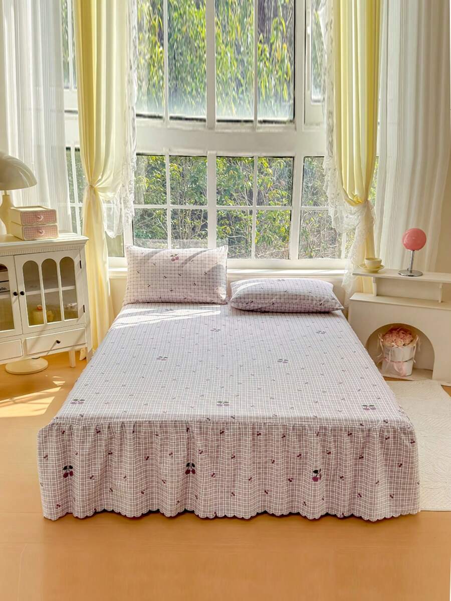 Bộ 3 món (1 ga trải giường, 2 vỏ gối) họa tiết quả anh đào với caro đỏ in hoa và viền lá sen, ga trải giường che phủ toàn bộ giường, chống bụi, có viền váy, bộ 3 món ga trải giường xếp ly kèm 2 vỏ gối.