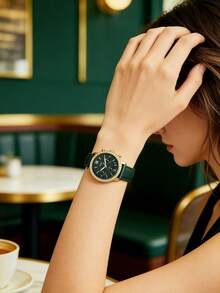 Fossil Đồng hồ nữ mặt tròn máy thạch anh, mặt số màu xanh đậm với 3 mặt số phụ, cửa sổ hiển thị ngày, viền pha lê màu sâm panh, vỏ kim loại mạ vàng, dây đeo da màu xanh lá cây, kiểu dáng sang trọng, thanh lịch, thích hợp làm quà tặng cho phái nữ trong các buổi hẹn hò hoặc tiệc tùng. - Xanh đậm - Xem 2