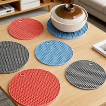 Tấm lót cách nhiệt silicon dạng tổ ong, chịu nhiệt, chống trượt, dùng để lót nồi, lót cốc, lót bát, bảo vệ mặt bàn bếp, thiết kế treo tiện lợi dễ vệ sinh, tấm cách nhiệt đa chức năng cho gia đình và nhà hàng. - Xem 9