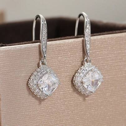 Đôi bông tai thiết kế sang trọng, lấp lánh, được đính đá zirconia tổng hợp, thể hiện kết cấu và lớp hoàn thiện tinh tế, phù hợp cho cả ngày thường và các dịp khác nhau, một món quà tuyệt vời dành cho phụ nữ.