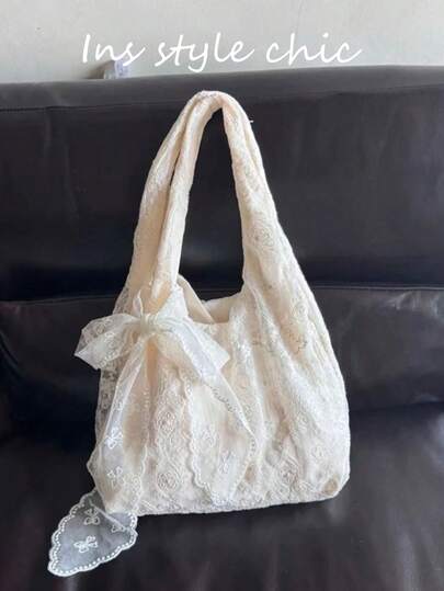 这款容量充足的包袋非常适合通勤或作为单肩包/手提包使用。饰以蕾丝花卉图案和蝴蝶结，散发着甜美柔美的气息。轻便易携，是度假、海滩活动和日常购物的理想之选。