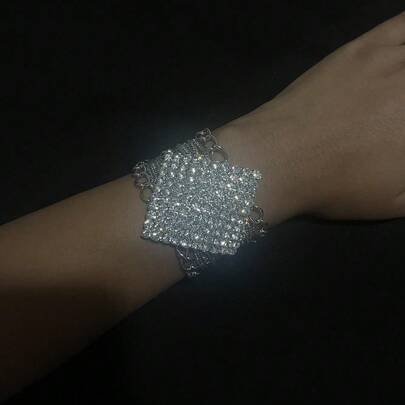 1 chiếc vòng tay đính đá hình thoi thời trang, phụ kiện dự tiệc dành cho nữ.