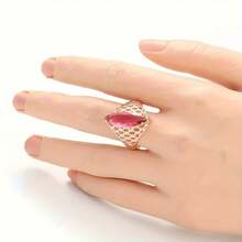 Anillo de boda y joyería de banquete de malla hueca elegante y vintage, incrustado con circonita cúbica sintética roja, accesorio de joyería de moda - Dorado - Ver 5