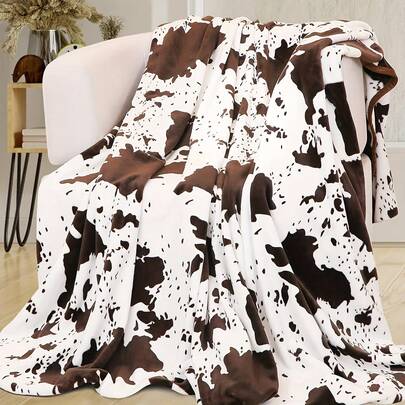 1PC Perfect Cow Pattern Themed Flannel Blanket, High-Definition Digital Printed Blanket, Blanket, Nap Blanket, Sofa Blanket, Home Decoration Blanket, Soft And Comfortable Blanket, Gift, Holiday Gift, Bedding, Home Decoration, Bedroom Decoration, Essential For Camping Trips, Suitable For Friends And Family Gifts, Warm Camping Accessories, Suede Touch, Machine Washable