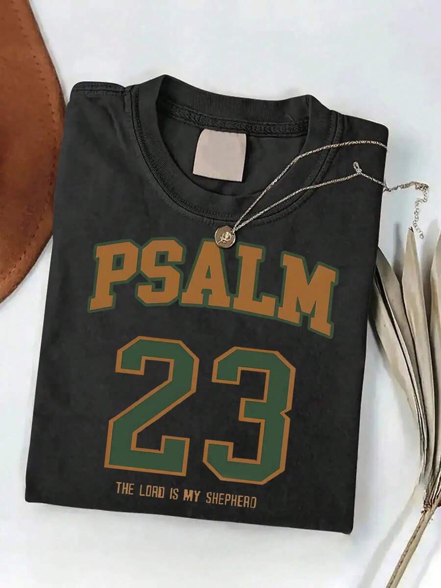 Camiseta Vintage para Hombre con Versículo Bíblico Cristiano - Salmo 23:1 "El Señor es mi pastor" - Verde Oscuro y Letras Doradas - Camiseta de Algodón Suave Lavado - Transpirable para Gimnasio, Iglesia, Uso Casual - Regalo de Fe para Hombres - Lavable a Máquina - Escritura del Salmo 23