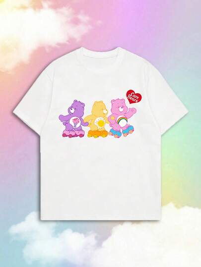 SHEIN | Care Bears 夏季女款短袖经典卡通三熊轮滑趣味图案T恤，融合甜美酷炫的E-Girl风格和美式复古美学，既适合造型又适合日常穿着，适合女生约会、夏季购物、校园通勤、主题派对、复古市集、日常度假、节日聚会等场合，是打造千禧年独特街头风穿搭的核心单品。