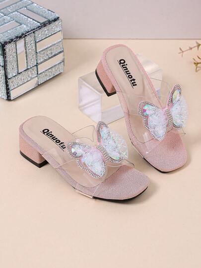 Dép đế xuồng màu hồng thời trang cho bé gái, chất liệu da nhung mềm mại kết hợp với nơ đính đá nhiều màu sắc lấp lánh, mũi vuông, gót dày, kiểu dáng xỏ chân tiện lợi, sandal cao gót phong cách công chúa dễ thương Bohemian, phù hợp cho bé gái từ 3-12 tuổi, thích hợp mang hàng ngày, đi học, dự tiệc, mùa xuân/hè. Hàng mới về