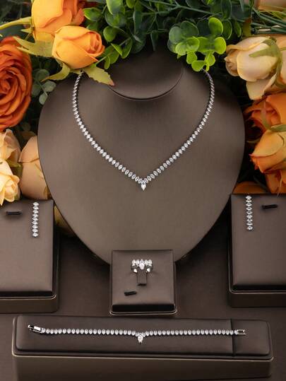 Bộ trang sức đính đá Cubic Zirconia sang trọng, thích hợp cho tiệc cưới của nữ giới, bao gồm 1 đôi bông tai, 1 dây chuyền, 1 vòng tay, 1 nhẫn, không kèm hộp quà.