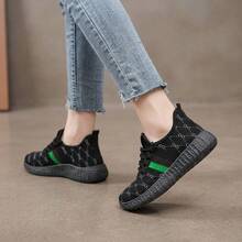 Tenis De Mujer Y Tenis Deportivos Para Mujer Transpirables De Malla Con Estampado Geométrico Y Detalle De Rayas, Zapatos Para Mujer Con Cordones Y Suela Suave Antideslizante, Calzado Casual Ligero Con Amortiguación Cómodo Para Correr Y Caminar Diario Estilo Urbano Y Moderno - Negro - Ver 5