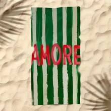1条超柔软微纤维沙滩巾 - 温柔版，刻有“Amore”字样，采用防沙材质，是旅行、野餐、露营、沐浴、泳池日和户外活动的理想之选，也是送给沙滩爱好者的完美假日礼物。 - 2 - 查看 2