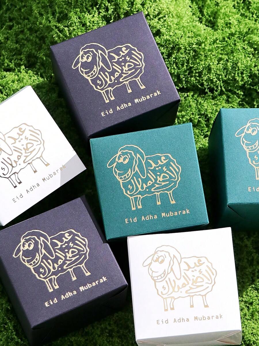 Hộp quà Eid Al-Adha hình chú cừu hoạt hình mạ vàng, quà tặng sang trọng cho kỳ nghỉ lễ, lý tưởng để đựng các vật dụng nhỏ. Có sẵn màu trắng, xanh đậm và đen. Hộp có hình chú cừu hoạt hình mạ vàng và dòng chữ tiếng Ả Rập "Eid Adha Mubarak", thiết kế sống động và trang nhã, phù hợp cho các buổi họp mặt gia đình và làm quà tặng cho bạn bè và người thân trong dịp Eid Al-Adha. Có thể dùng để đựng kẹo, trang sức và các vật dụng nhỏ khác, truyền tải những lời chúc ấm áp và vui vẻ trong kỳ nghỉ lễ. - Xem 1