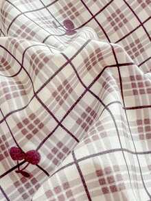 Bộ 3 món (1 ga trải giường, 2 vỏ gối) họa tiết quả anh đào với caro đỏ in hoa và viền lá sen, ga trải giường che phủ toàn bộ giường, chống bụi, có viền váy, bộ 3 món ga trải giường xếp ly kèm 2 vỏ gối. - Mận anh đào - Xem 11
