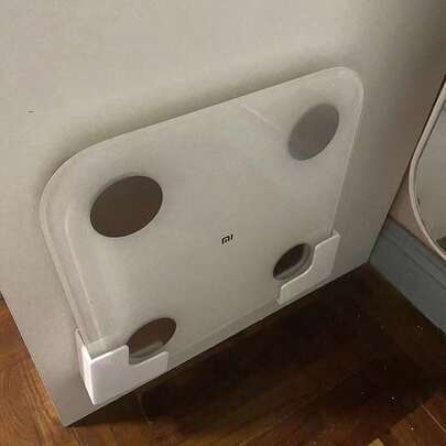 2 piezas Estante de almacenamiento para báscula de pared - Instalación adhesiva sin costuras, material de plástico duradero, diseño ahorra espacio, adecuado para baño y gimnasio en casa, compatible con báscula de grasa corporal y equipo de fitness, estante de almacenamiento para baño, apariencia elegante, fácil instalación, con caja de almacenamiento