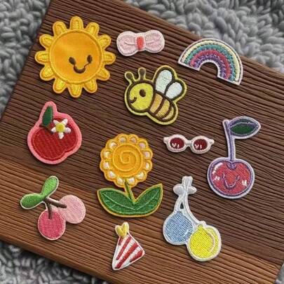 11件/套可爱自然水果DIY刺绣布贴，包含太阳、蜜蜂、彩虹、樱桃等图案，可熨烫在衣服上。是节日派对、朋友聚会的理想之选，也是完美的装饰配件。适合制作节日手工艺品、圣诞装饰品、亮片刺绣徽章。非常适合个性化装饰服装、夹克、帽子、牛仔裤、鞋子和包包，以及定制服装贴花。