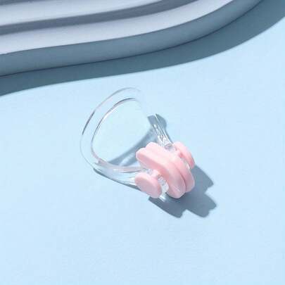 1 kẹp mũi, màu hồng mờ, chống trượt, dùng khi bơi, nút bịt mũi bằng silicon đàn hồi cao, phụ kiện tập bơi cho người lớn, chất liệu silicon, mềm mại và ôm sát đường cong mũi, đeo thoải mái không gây áp lực, bề mặt chống trượt tăng ma sát, khó rơi ra khi bơi, khung trong suốt có độ bền cao, phù hợp với nhiều kiểu mũi, ngăn nước chảy vào khoang mũi hiệu quả, tránh nghẹt thở.