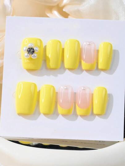 10 piezas de uñas postizas hechas a mano puras, uñas medianas cuadradas. Los colores principales son amarillo brillante y rosa desnudo. Están pintadas a mano en estilo francés, con pequeñas flores decoradas con perlas y detalles de diamantes. Son alegres y exquisitas. Uñas suaves, elegantes y lindas para damas y niñas, para usar en primavera, verano, otoño, invierno, festivales, fiestas y vida diaria.