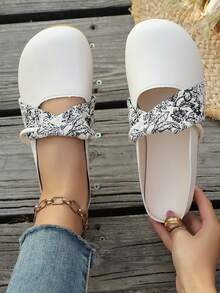 Women's Printed Element Criss-Cross Round Toe Flat Sandals, Artistic Style Suitable For Afternoon Tea And Dates, Leather Slides - Beige - View 1