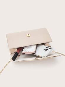 REMANLAND Chiếc ví cầm tay bằng vải nhung kẻ màu mơ thanh lịch và sang trọng với viền kim loại lượn sóng. Chất liệu nhung kẻ mềm mại được nhấn nhá bằng viền kim loại vàng lượn sóng. Thiết kế nắp gập kiểu phong bì tạo nên vẻ ngoài tinh tế cho các sự kiện buổi tối và những buổi hẹn hò, đồng thời cũng là một món quà tuyệt vời. - Màu be - Xem 5