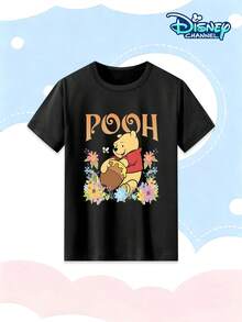 Disney Classic Animation Winnie The Pooh Round Neck T-Shirt For Girls, Featuring POOH Artistic Font Print And A Cute Image Of Winnie The Pooh Holding A Honey Pot. A Casual Top For Children, Comfortable For Kindergarteners, Versatile For Everyday Wear, Skin-Friendly And Breathable Short-Sleeved Children's Clothing. - 黑色 - 查看 2