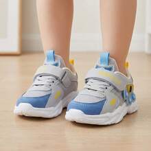 Tenis para Niños y Niñas Zapatillas Deportivas de Malla Transpirable y Piel Sintética con Cierre de  Ajustable Calzado Infantil Casual de Suela Gruesa con Amortiguación Zapatos Deportivos Modernos con Decoración de Letras Estilo de Moda Tenis Ligeros Cómodos Antideslizantes Resistentes al Desgaste - Azul - Ver 3