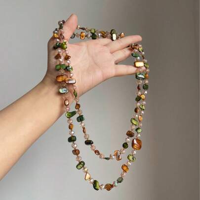 一款波西米亚风串珠彩色项链，搭配贝壳双层吊坠，简约而不失轻奢度假风情。