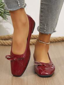 Os mais recentes sapatos femininos de amarrar na cintura são mocassins modernos e confortáveis. Adequados para universidade, escola, uso casual, festas e bailes. Características destes sapatos: design multicolorido e sola plana. Sapatilhas de ballet. - Borgonha - Ver 6