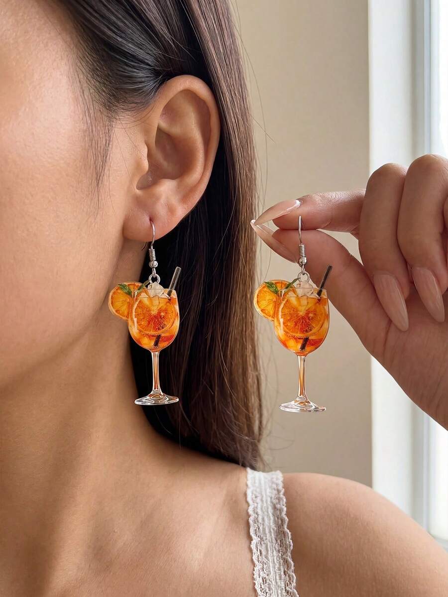 1 par de brincos elegantes e personalizados em formato de taça e garrafa de vinho, acessório minimalista para festas, brincos com pingente de coquetel de suco para mulheres, brincos pendentes da moda para uso diário em todas as estações, brincos de caneca de cerveja Oktoberfest e suco de laranja, acessórios de verão
