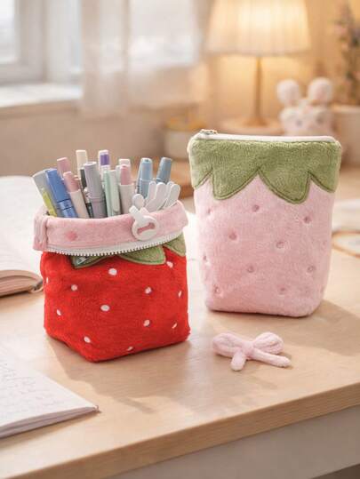 Hộp bút hình dâu tây dạng đứng, thiết kế nhung mềm mại, có màu hồng và đỏ. Thiết kế đứng vững chắc, không bị đổ, dung tích lớn đựng được văn phòng phẩm, điện thoại, mỹ phẩm, đồ dùng lập kế hoạch và máy ảnh nhỏ gọn. Chống sốc, chống trầy xước, nhỏ gọn và đa năng, ngọt ngào và dễ thương nhưng thiết thực, phù hợp cho học tập hàng ngày, văn phòng và du lịch.