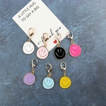 Bộ 7 móc khóa hình mặt cười rạng rỡ và hoa nhiều màu sắc, kèm thiệp cảm ơn nhỏ xinh, thích hợp cho bất cứ ai muốn thể hiện lòng biết ơn. Món quà nhỏ đa năng cho các dịp lễ hội, quà cảm ơn, móc khóa lớp học, Lễ Tạ ơn, Lễ tốt nghiệp, Ngày của Mẹ & Ngày của Cha, Tuần lễ tri ân giáo viên, Lễ nghỉ hưu. - Nhiều màu - Xem 7